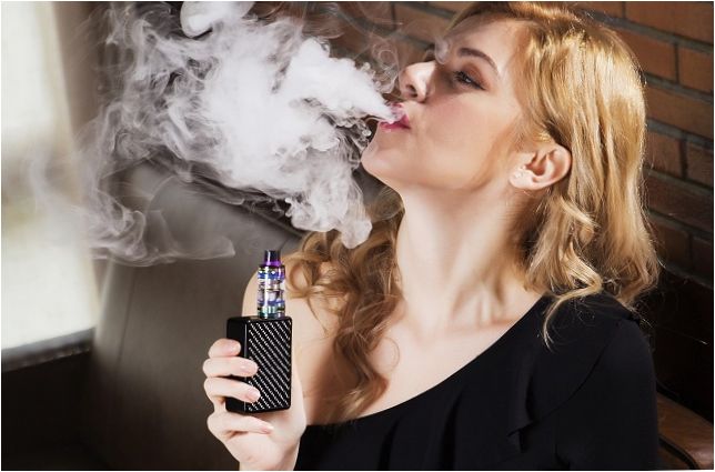 Dziewczyna paląca vape