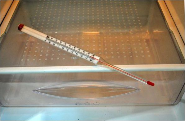 Pomiar temperatury w lodówce za pomocą termometru