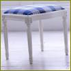 Gustav Bowed Stool marki Gustavian