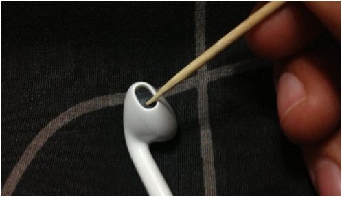 Czyszczenie Apple EarPods za pomocą wykałaczki